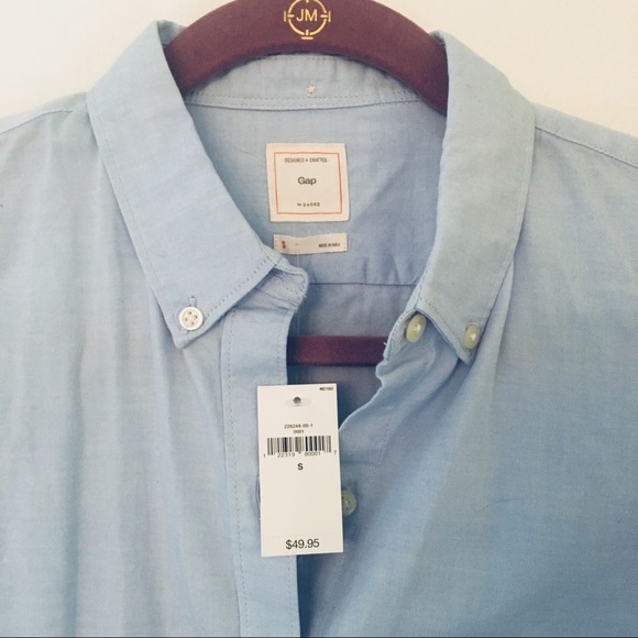 GAP Tops - GAP fitted button down blue shirt